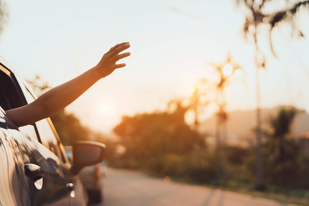 Hatchback Car travel driving road trip of woman letnie wakacje w niebieskim samochodzie o zachodzie słońca, dziewczyny szczęśliwy podróży cieszyć się wakacje i relaks z przyjaciółmi razem uzyskać atmosferę i przejść do miejsca przeznaczenia - Zdjęcie, obraz
