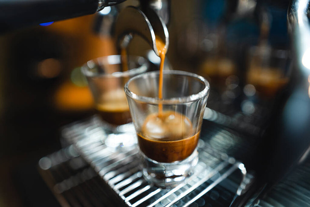 Espresso-Kaffee aus der Maschine zu Hause - Foto, Bild