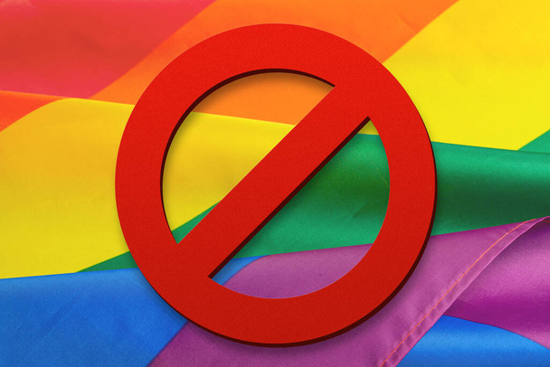 Homofobia. STOP LGBT. Flaga tęczy LGBT i znak zakazu - Zdjęcie, obraz