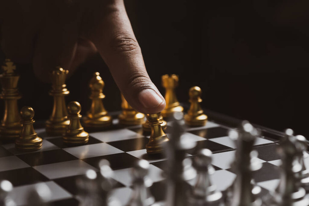 Férfi sakk játék stratégia sakktáblán, Üzleti tervezés erős koncepció sötét háttérrel. - Fotó, kép