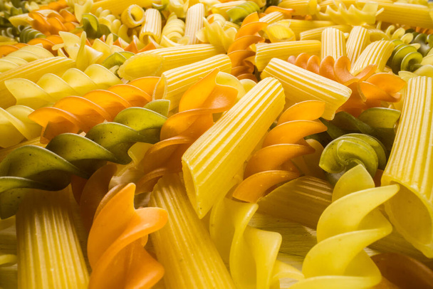 Variedade de tipos e formas de massas italianas secas close-up. Comida e cozinha tradicional
. - Foto, Imagem