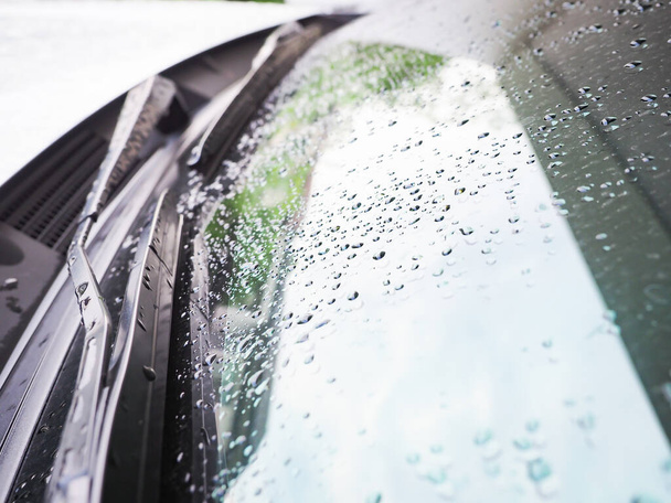 La pluie tombe sur la voiture m'ennuyait à chaque fois après avoir lavé la voiture
. - Photo, image