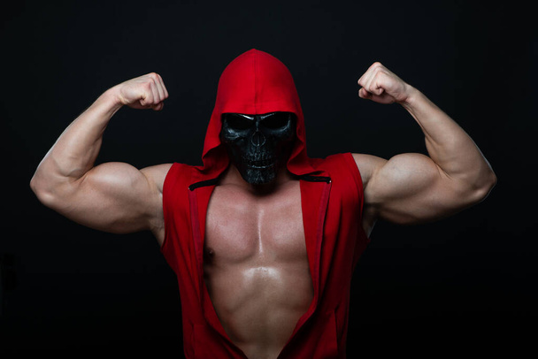 bodybuilder posant dans un masque de crâne
  - Photo, image