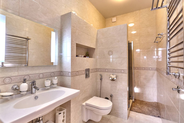 badkamer met een prachtig interieur - Foto, afbeelding