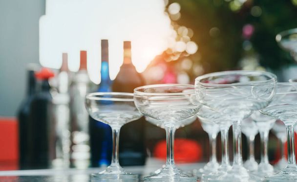 Крупним планом багато вина і коктейльного скла для вечірки відкритий відпочинок відзначають алкоголь розкішний напій концепція напою
 - Фото, зображення