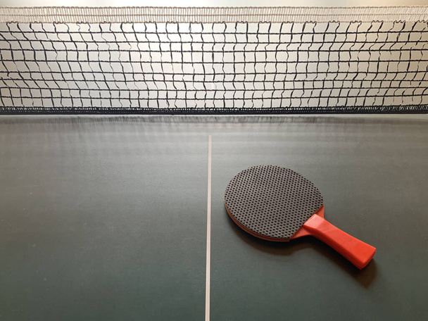 Racchette da ping-pong sul tavolo da tennis. Racchetta per tennis da tavolo su fondo griglia. Concetto: sport da tavolo
. - Foto, immagini