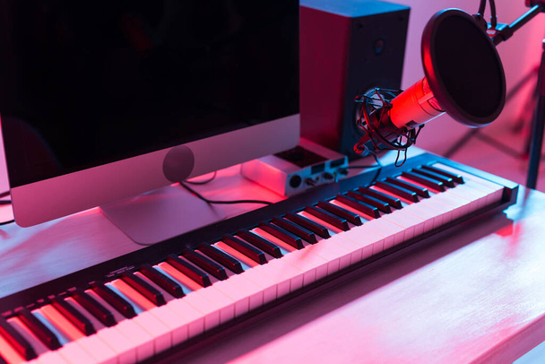 Синтезатор цифрового запису клавіатури, концепція студії домашньої музики. Концепція дозвілля та хобі
. - Фото, зображення