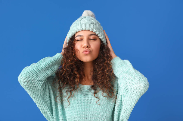 junge Frau im warmen Pullover auf farbigem Hintergrund - Foto, Bild