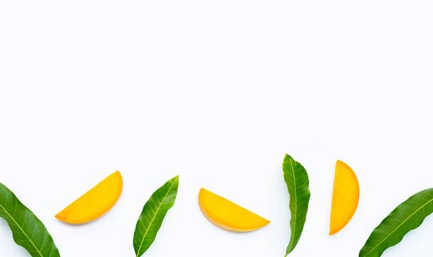 Тропические фрукты, манго ломтики на белом фоне. Копирование пространства - Фото, изображение