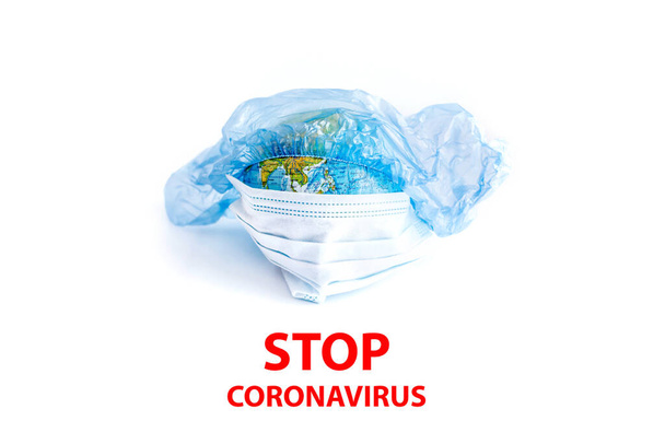 Stop het coronavirus concept. Aarde planeet met beschermend medisch masker Geïsoleerd op witte achtergrond. Nieuwtje verspreidt zich snel Coronavirus, 2019-nCoV pandemie. - Foto, afbeelding