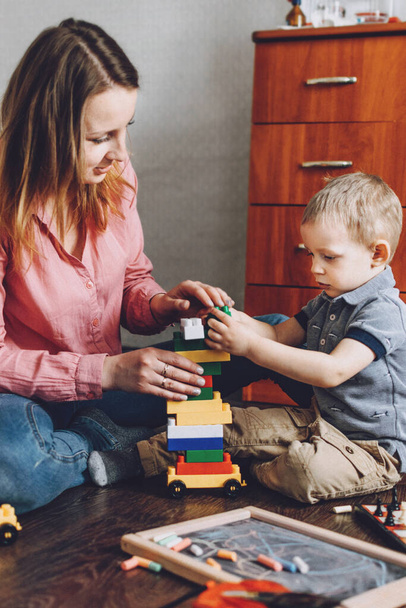 Happy mothers day Toddler Child son and mom play at home. Family games, holiday and togetherness. Keeping kids busy. Activities for children. - Fotoğraf, Görsel