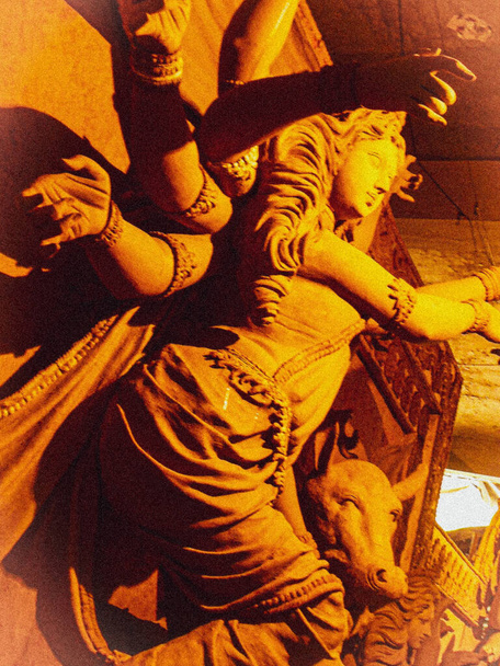 Herstellung der Hindu-Göttin Durga Idol in Kumartuli für das Durga Puja Festival in Kalkutta, Westbengalen, Indien, Skulptur der Hindu-Göttin Durga, Durga Idol - Durga puja Navrata, Westbengalen, Indien - Foto, Bild