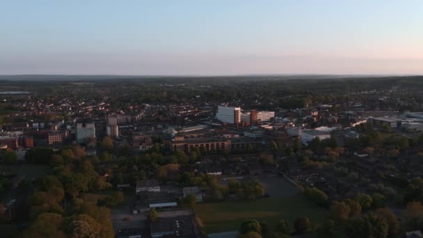 Légi felvétel egy általános város körül Surrey, Anglia naplementekor Covid Lockdown - Felvétel, videó