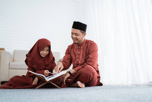 Daughter learns the Al-Quran with her father - Zdjęcie, obraz