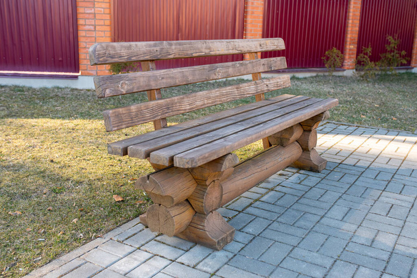Drewniana ławka w parku dla relaksu. W każdym celu.. - Zdjęcie, obraz