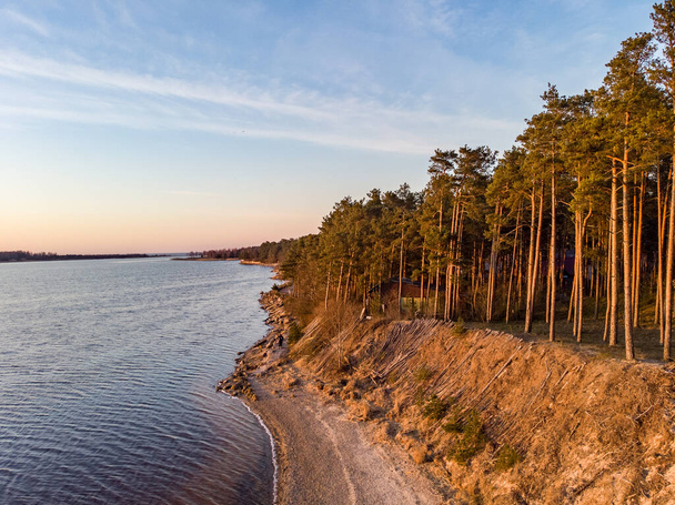 Río Lielupe con vista lateral derecha del hermoso bosque de pinos viejos. Foto tomada en Europa, Letonia, Sunset. Europa, Letonia
. - Foto, Imagen