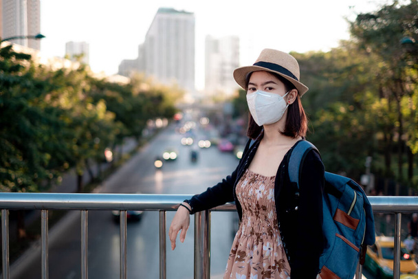 Během epidemie krize colona 2019. asijské ženy turistky cestovat na své dovolené. Nosí masku na ochranu viru před Covid-19 a Dust pm 2.5 - Fotografie, Obrázek