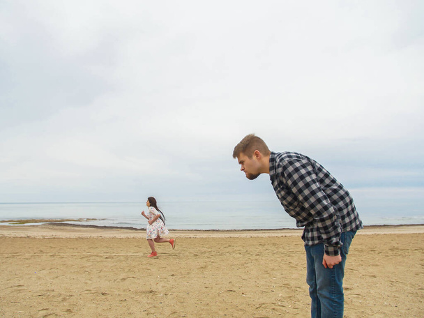 Неспокійний чоловік викрадає свою дружину на пляжі. Конфлікт, сварка та проблеми стосунків
. - Фото, зображення