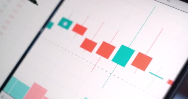 取引と投資評価の現代技術の画面上のチャートや表からのデータの分析と選択。株式市場と証券取引所のゲーム. - 映像、動画
