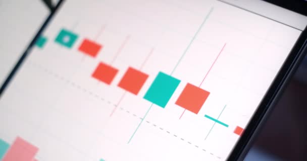 analyse en selectie van gegevens uit grafieken en tabellen op het scherm moderne technologieën voor de handel en investeringen evaluatie. De beurs en het spel op de beurs. - Video