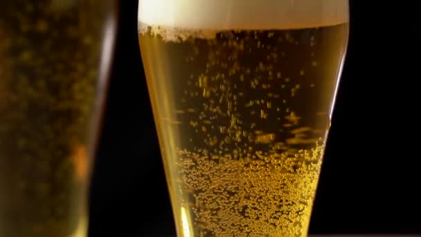 Primo piano di un bicchiere con la birra versata isolata
  - Filmati, video