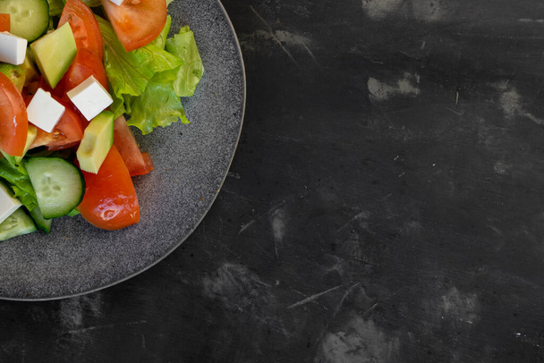 концепция правильного питания, свежий овощной салат с сыром фета, красивая подача, копирайт
 - Фото, изображение