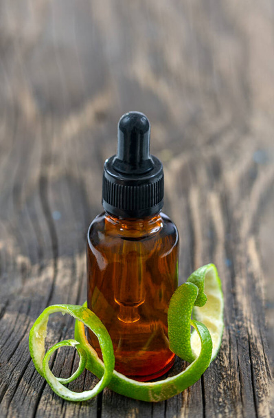 Lemon essential oil on a wooden background. medicine. - Foto, immagini