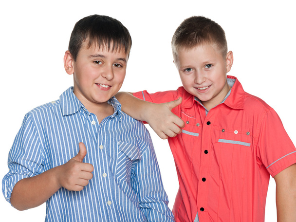 δύο αγόρια κρατούν τους αντίχειρες - Φωτογραφία, εικόνα