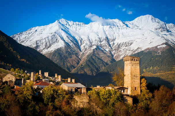 Torres Svan em Mestia. Svaneti, Geórgia
 - Foto, Imagem