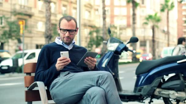 Businessman with tablet and smartphone - Video