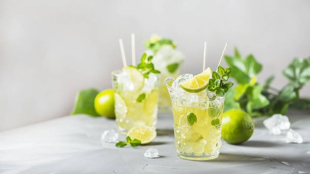 Cold tea with lime, mint and ice, selective focus image and slider format - Foto, Imagen