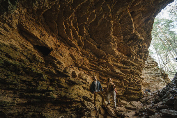 A man and a woman in a cave, a journey - Foto, afbeelding