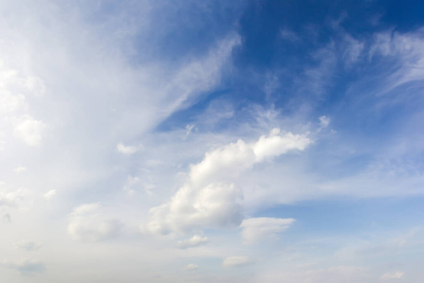 Gökyüzünün sirrus ve kümülüs bulutlu parçası, arkaplan - Fotoğraf, Görsel