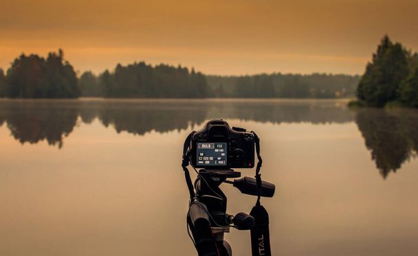 Довготривала експозиційна камера фотографує пейзаж на озері
 - Фото, зображення