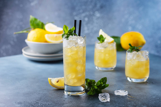 Fresh summer cocktail with lemons, mint and ice, selective focus image - Foto, Bild
