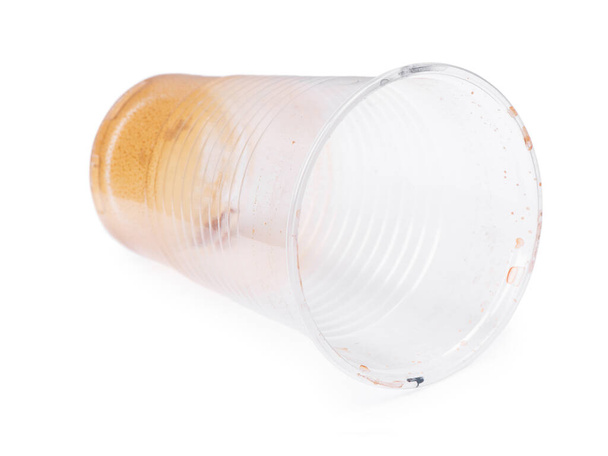 Taza de plástico desechable sucia vacía aislada sobre fondo blanco
 - Foto, Imagen