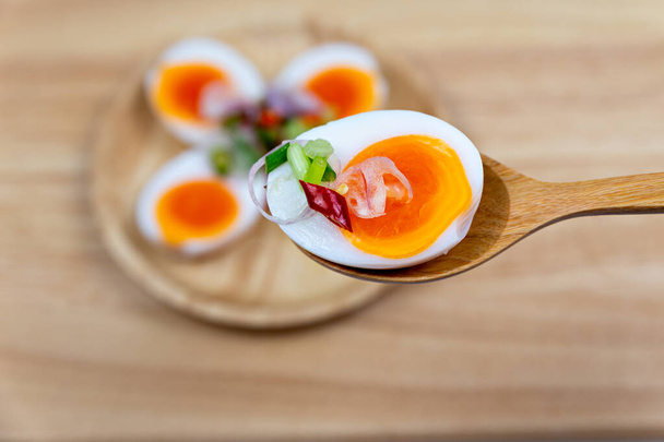 Яйця Салат на тарілці з дерев'яним білим фоном. Тайська кухня. - Фото, зображення