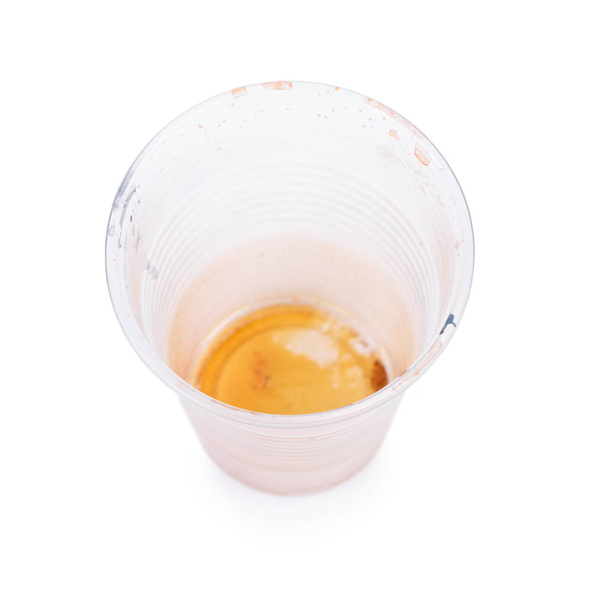 Порожня брудна одноразова пластикова чашка ізольована на білому тлі
 - Фото, зображення