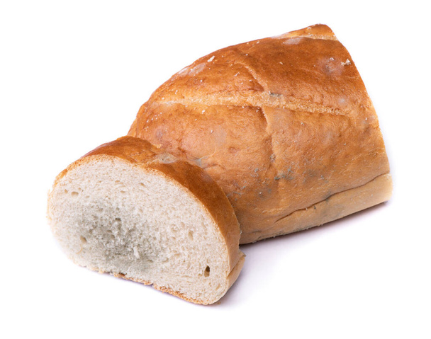 Pedazo de pan mohoso aislado sobre fondo blanco
 - Foto, imagen