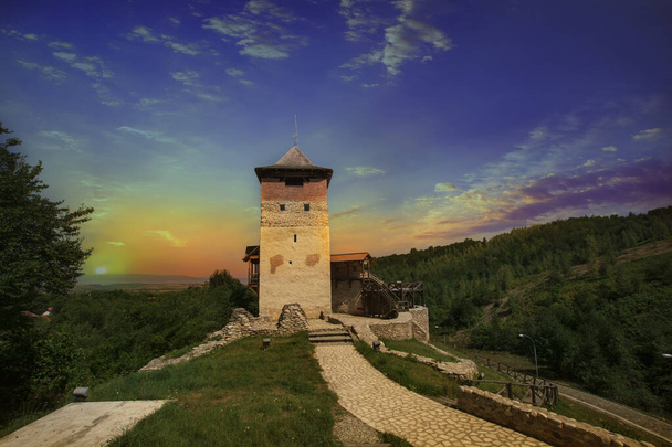 Velha fortaleza Malaiesti da Transilvânia, Roménia
 - Foto, Imagem