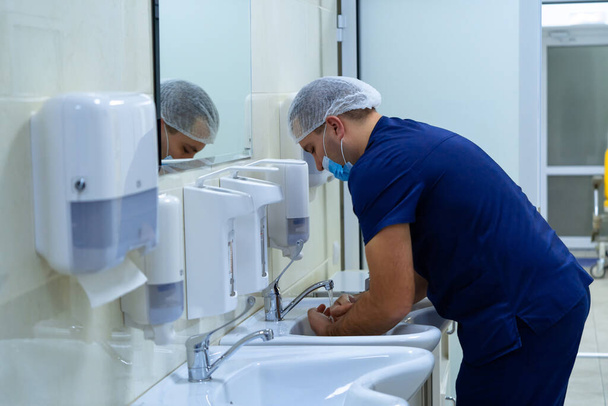 Surgical hand disinfection.The doctor washes his hands, disinfect their hands before surgery. - Фото, зображення