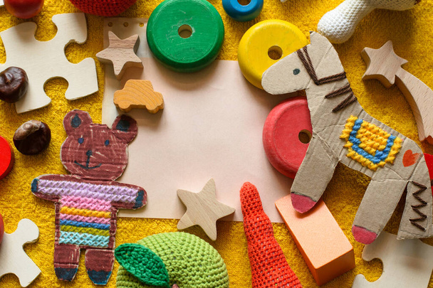 photo pour maquette composition pour texte jouets pour enfants avec du papier et différents objets vue du dessus fond jaune
 - Photo, image