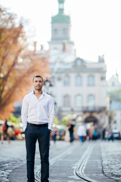 Young businessman in the city wearing a shirt - Fotografie, Obrázek