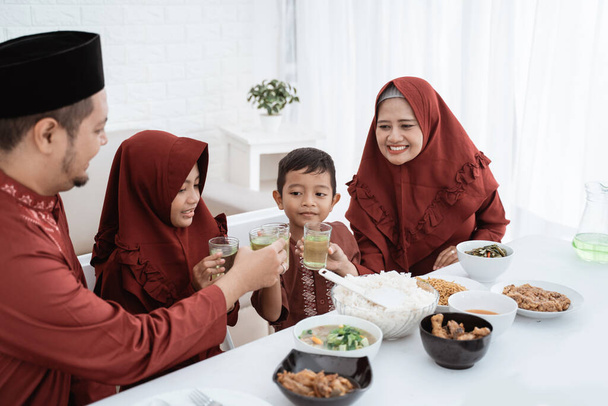 Muslim family enjoy sweet drink when breaking fast - Φωτογραφία, εικόνα