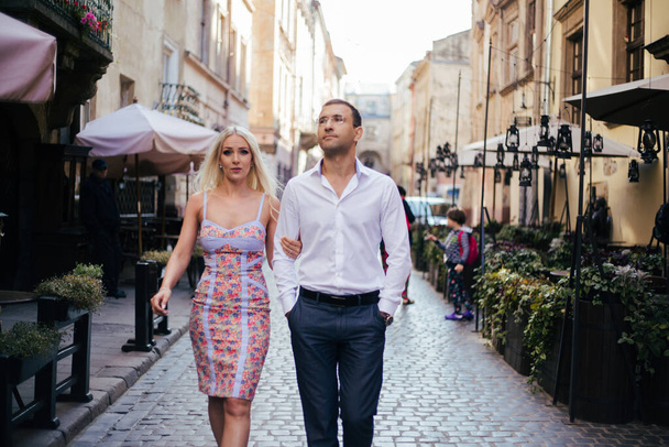 Romantic tourist couple walking around the city relaxing - Фото, зображення