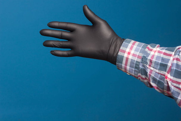Protection hygiénique des mains, fin gant noir pour éviter de perdre le contact dans les mains. Signes mains et doigts
. - Photo, image