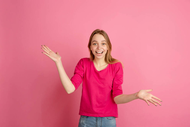 Mujeres jóvenes caucásicas monocromo retrato sobre fondo de estudio rosa, emotinal y hermoso
 - Foto, Imagen