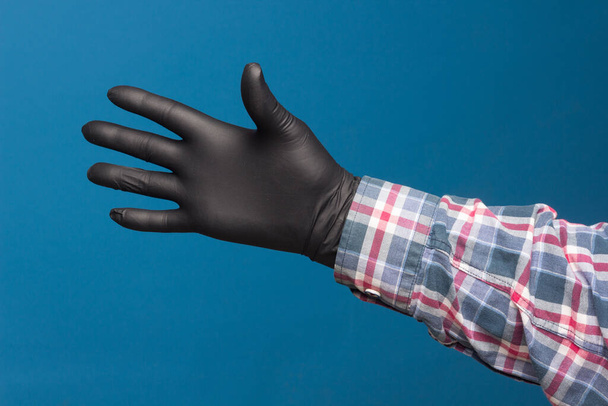Hygienická ochrana ruky, jemná černá rukavice, aby nedošlo ke ztrátě dotyku v rukou. Známky rukou a prstů. - Fotografie, Obrázek