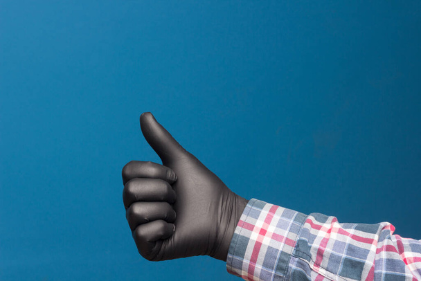 Υγιής προστασία των χεριών, λεπτό μαύρο γάντι για να αποφευχθεί η απώλεια αφής στα χέρια. Σημάδια χεριών και δακτύλων. - Φωτογραφία, εικόνα