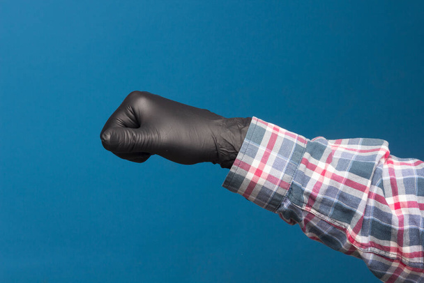 Higiénikus kézvédelem, finom fekete kesztyű, hogy ne veszítse el a kezét. Kéz- és ujjnyomok. - Fotó, kép